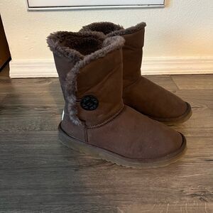 Ugg Australia Classic Short Brown Women Boots size 7